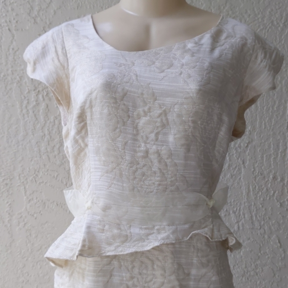 Elegant Cream & Gold Cocktail Dress - Picture 2 of 9